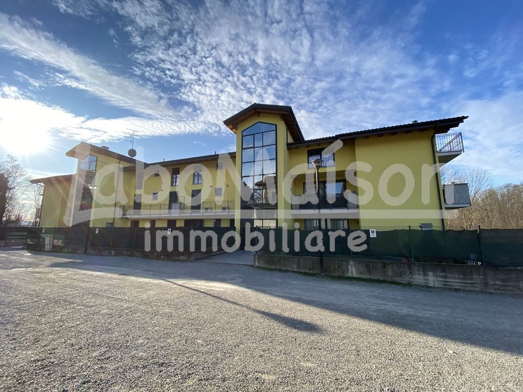 BREGANO trilocale con terrazzi con ascensore