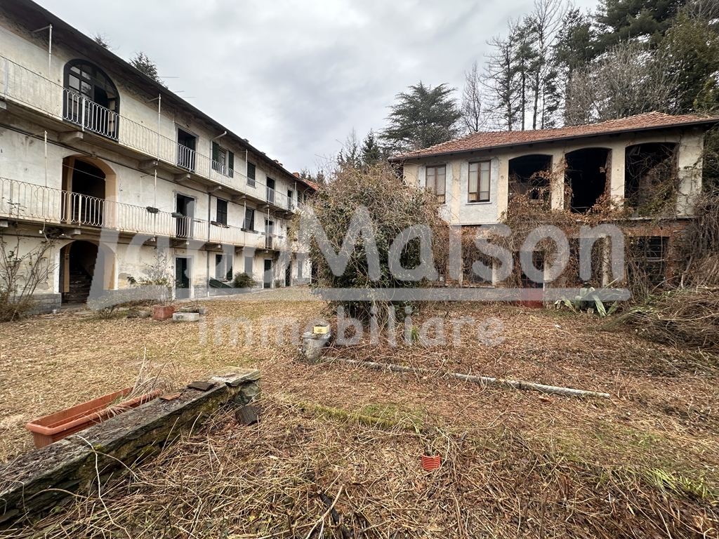 BESOZZO BREBBIA intero casale con circa 20.000 di parco