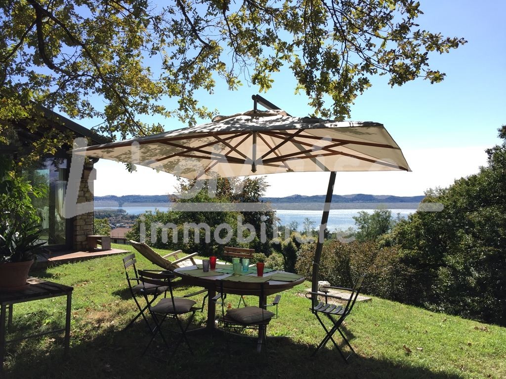 GAVIRATE villa singola di fascino